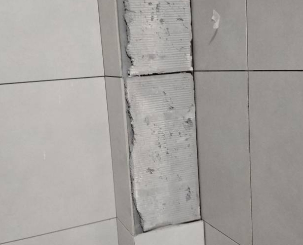 南阳瓷砖空鼓维修公司分享下瓷砖施工前基层浇水润湿程度不足，可能导致以下问题